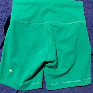 lululemon wunder train High-Rise Short 6" kelly green, size 8